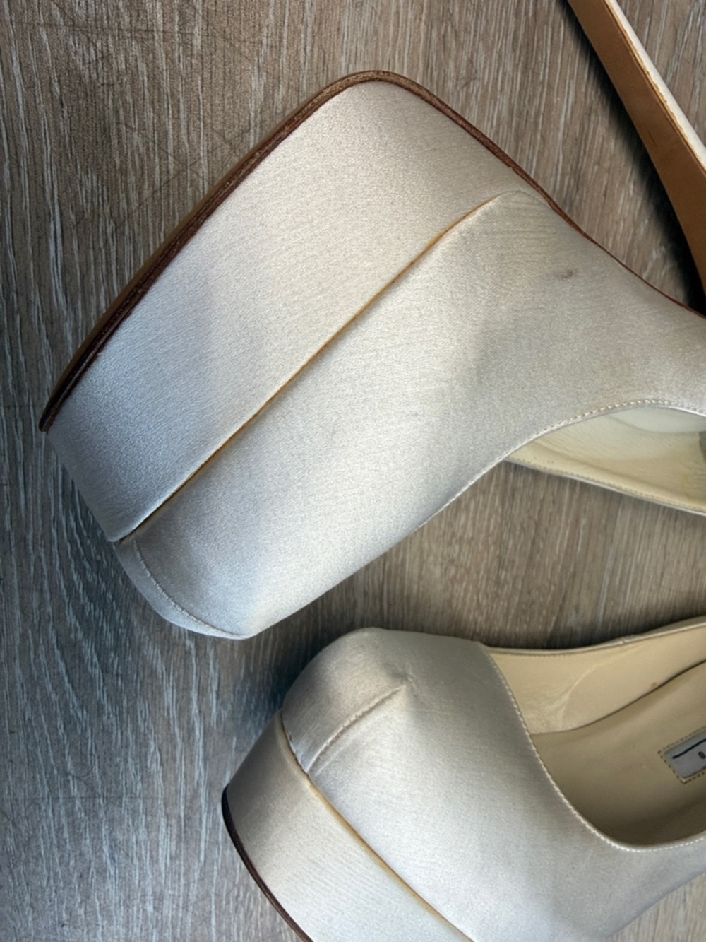 B Brian AtWood Ivory Satin Women's Pumps - Classic Court EUR 38 - Picture 9 of 9